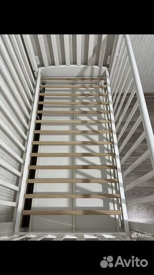 Детская кроватка с продольным маятником