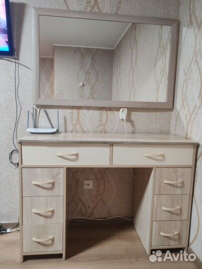 Туалетный косметический столик с зеркалом