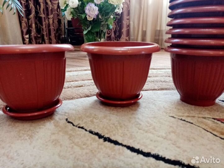 Пластиковое кашпо для цветов