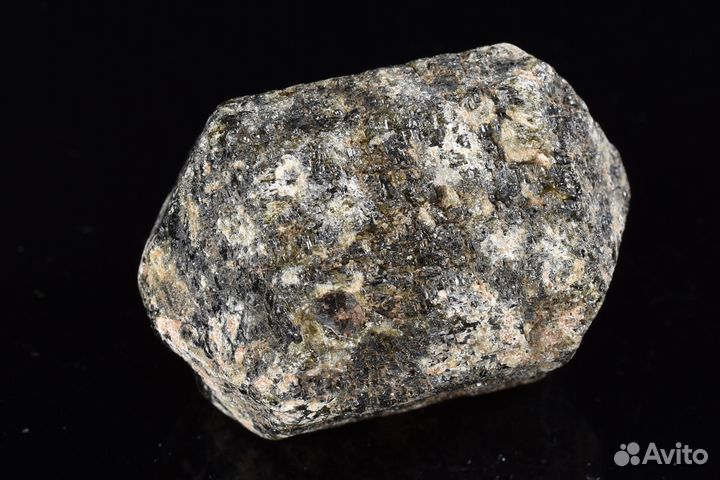 Крупный кристалл Вилуит (везувиан). Лот №273