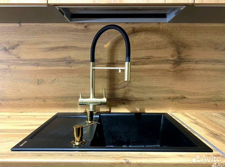 Угловая в потолок кухня на заказ