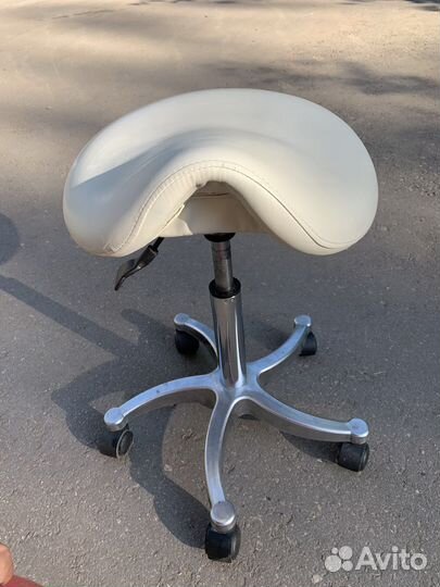 Стул седло для мастера и тележка парикмахерская