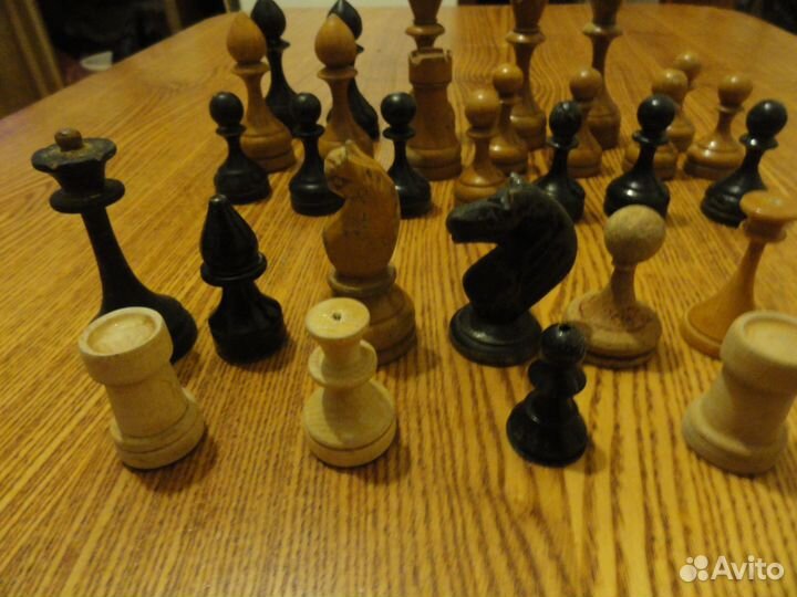 Старые шахматные фигурки