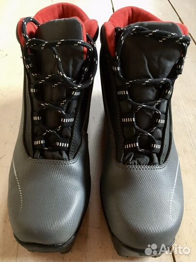Лыжные ботинки с лыжами