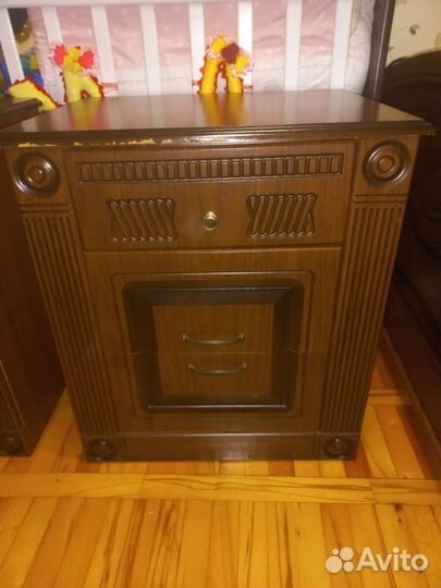 Тумбочка прикроватная