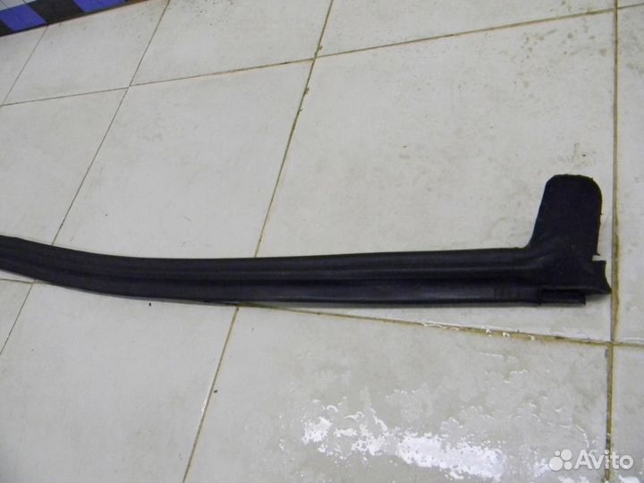 Уплотнитель капота Duster 2012