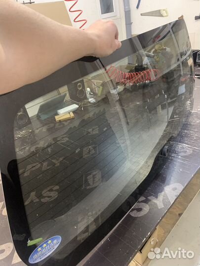 Стекло двери багажника subaru forester 2007