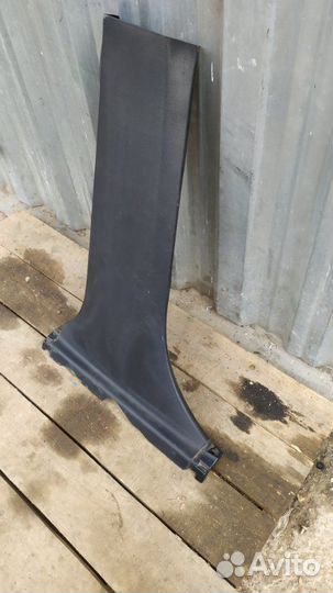 Обшивка средней стойки левая Toyota Highlander 2