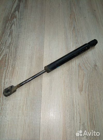 Амортизатор стойка багажника Nissan primera P12