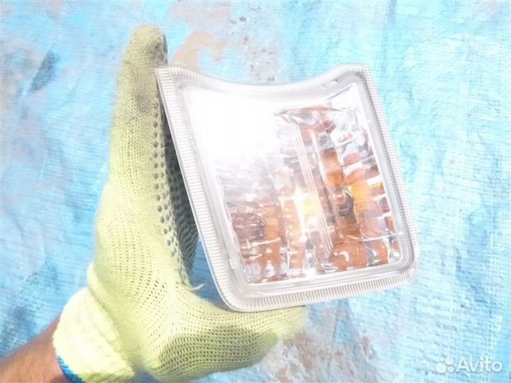 Поворотник передний правый Toyota Prius ZVW30