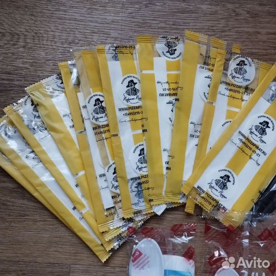 Одноразовые столовые приборы, трубочки и салфетки