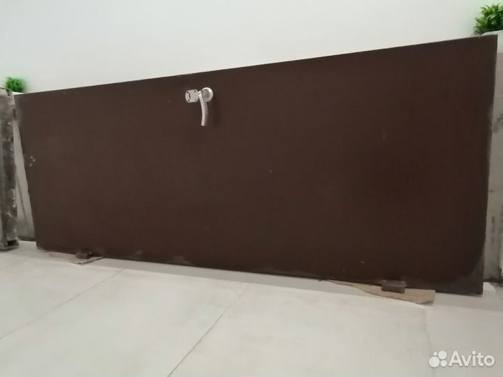 Металлическая дверь бу 80* 200 по полотну