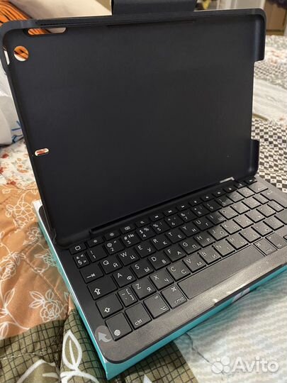 Чехол со встроенной Bluetooth-клавиатурой