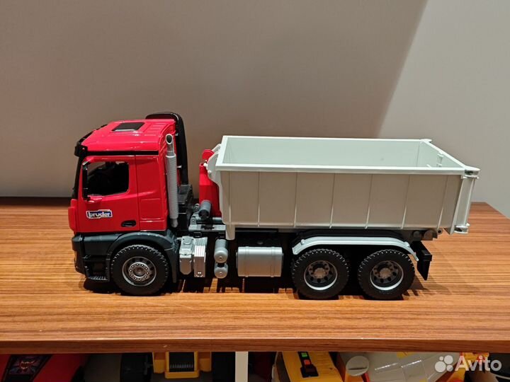 Самосвал Bruder
