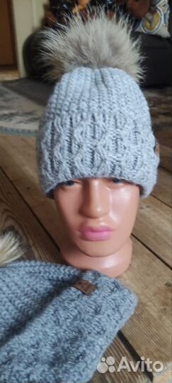 Шапка с натуральным помпоном женская