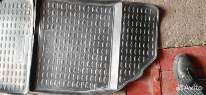 Продам резиновые коврики в салон toyota korolla