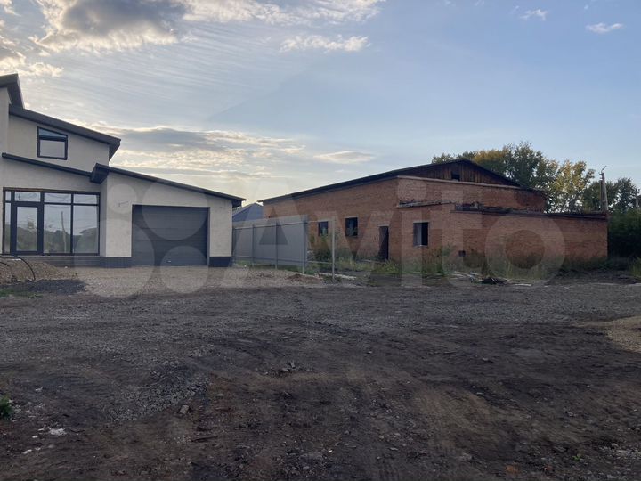 Здание, 318 м²