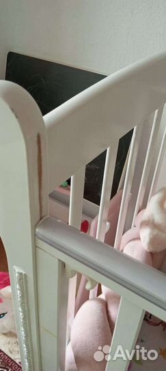 Детская кроватка с маятником и ящиком