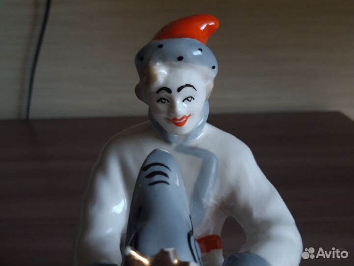Фарфоровая статуэтка 
