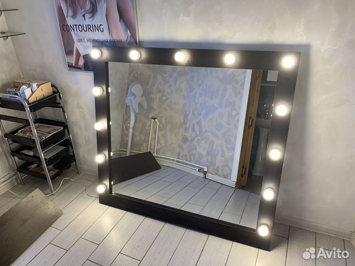 Зеркало с лампами и полка