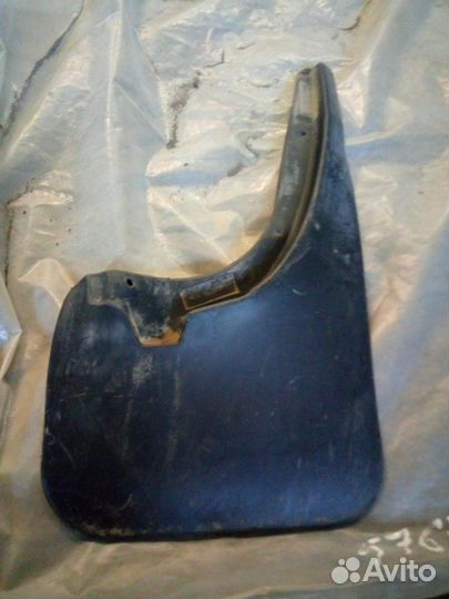 Брызговик передний правый Nissan Pathfinder