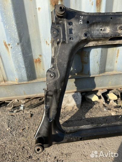 Балка подвески передняя (подрамник) Nissan Juke