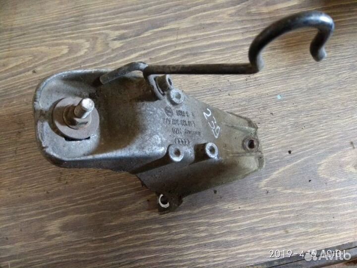 Кронштейн левый Audi 100 4A2 AAR 1991