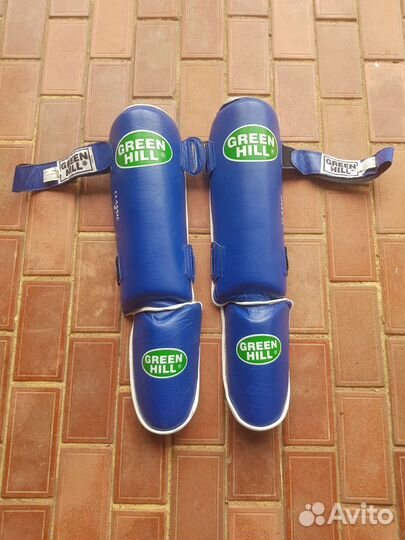 Боксерские перчатки Everlast и накладки на голень