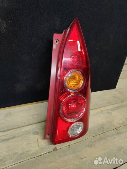 Фонарь задний правый Mazda Premacy 1