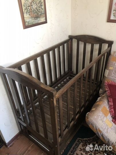 Детская кроватка с маятником и ящиком