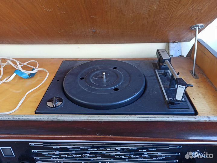 Ламповая радиола с радиоприемником времён СССР