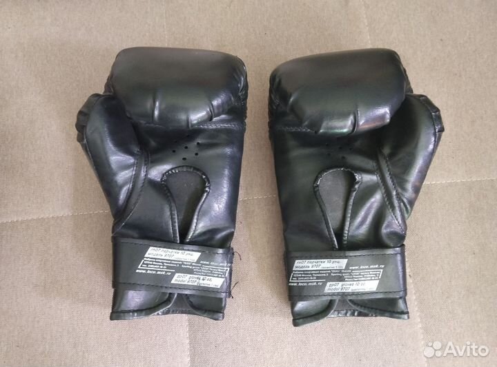 Боксерские перчатки и груша