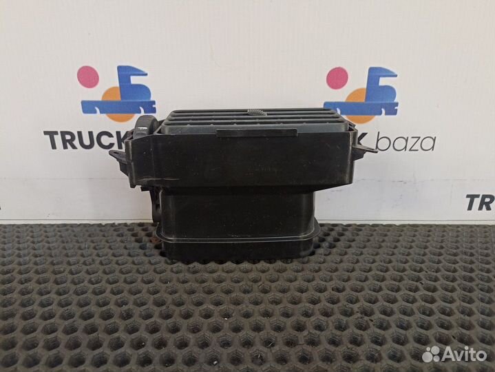 1308507 Дефлектор воздушный правый