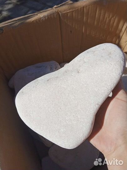 Белый мрамор галтованный