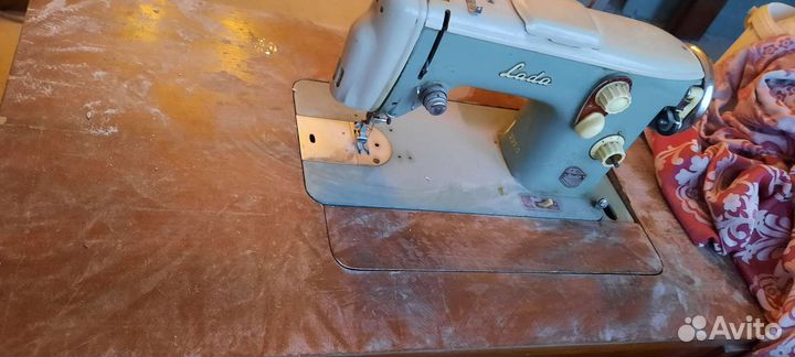Швейная машинка LADA