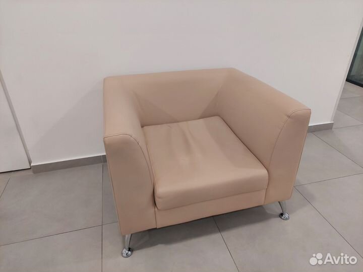 Кожаный диван и кресло