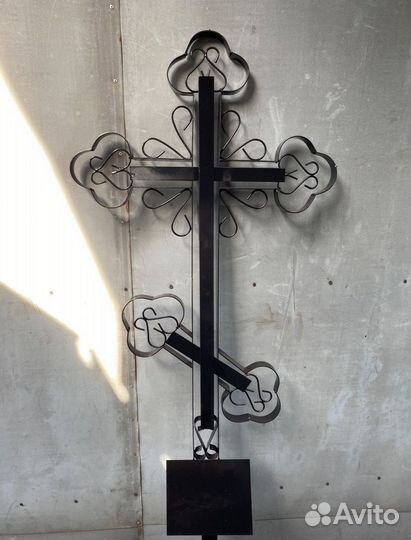 Крест цветником на кладбище