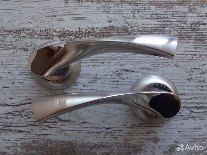 Дверные ручки межкомнатные на розетке с защелкой