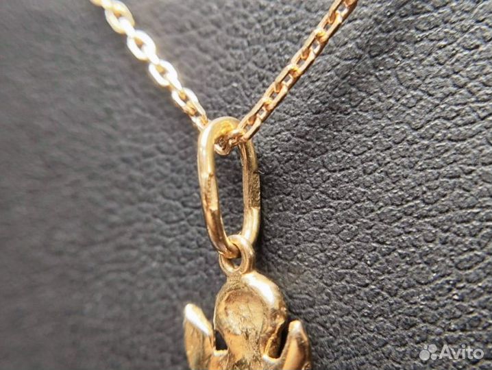 Золотой кулон 585 пробы массой 0.9 грамм