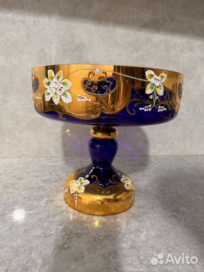 Ваза для фруктов на ножке цветное стекло