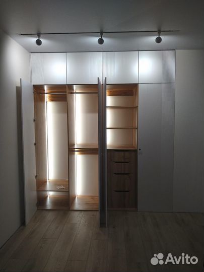 Шкаф с подсветкой