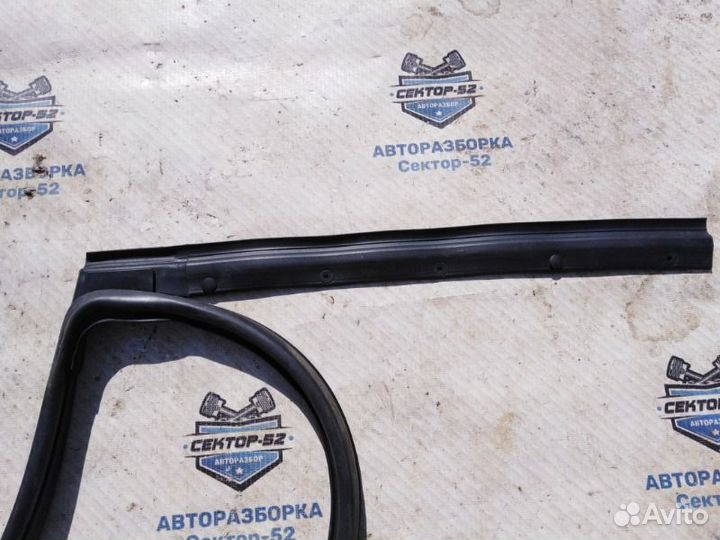 Уплотнитель двери задний левый Mazda 3 BL