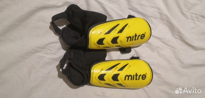 Щитки футбольные