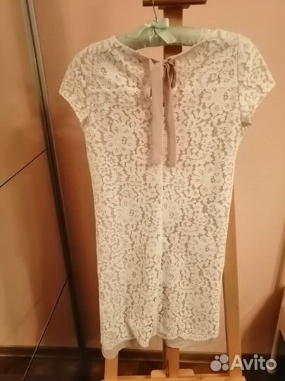 Бежевое кружевное платье massimo dutti