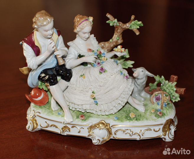 Фарфоровая статуэтка пара с овечкой, Германия