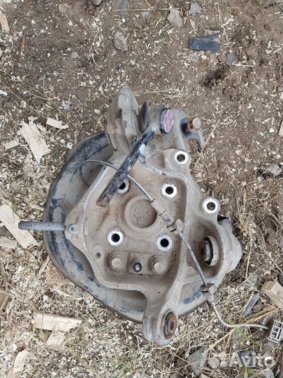 Кулак задний левый Honda Accord 8