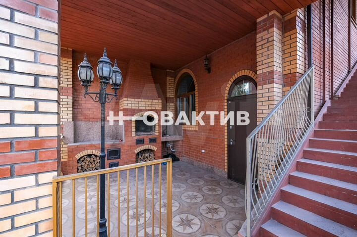 Дом 1000 м² на участке 15 сот.