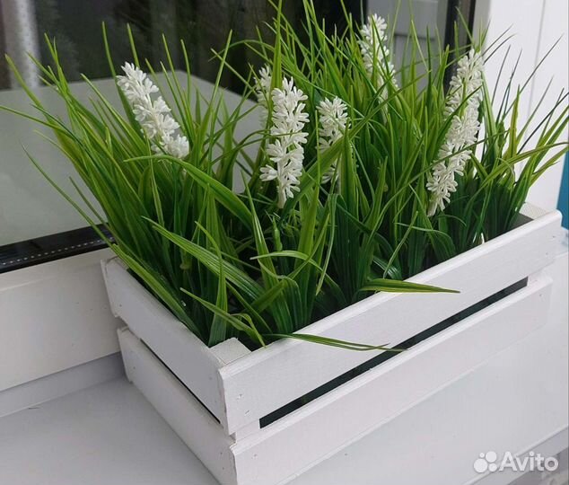 Осока с лавандой в деревянном кашпо