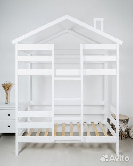 Детская двухъярусная кровать