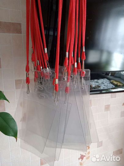 Бейдж вертикальный со шнурком и карабином